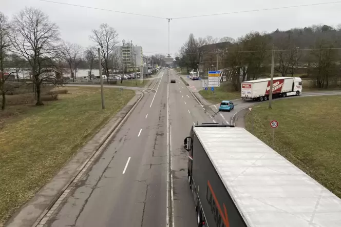 Die Fahrbahnen am Kleeblatt weisen zahlreiche Rillen auf ... Die Fahrbahnen am Kleeblatt weisen zahlreiche Rillen auf ...
