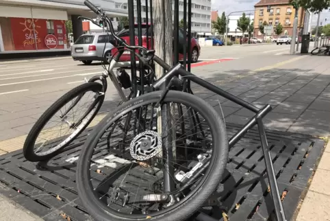Fahrraddiebe sind auch schon mal nur mit Einzelteilen zufrieden, wie dieses Beispiel zeigt. Die Polizei empfiehlt möglichst mehr
