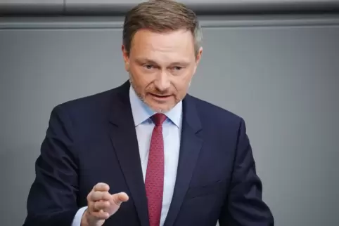Vorläufige Zahlen: Christian Lindner (FDP), Bundesminister der Finanzen, bringt das Haushaltsgesetz 2022 in den Bundestag ein.