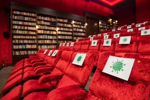  Das Coronavirus hat Kinobetreibern zugesetzt: Die mit Zetteln versehenen Sitze geben im Saal den Abstand zwischen Besuchern vor