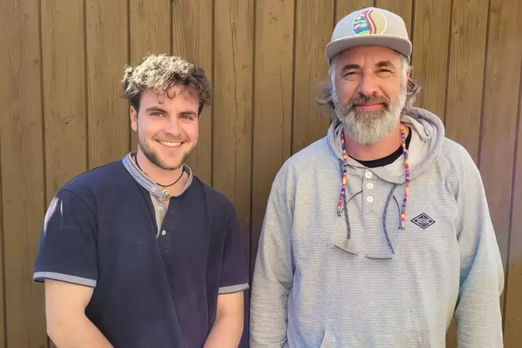 Im Einsatz f&uuml;r den Tag der offenen T&uuml;r beim D&uuml;rkheimer HC: FSJ-ler Liam Reichert (links) und Coach Andreas Schanninger. 