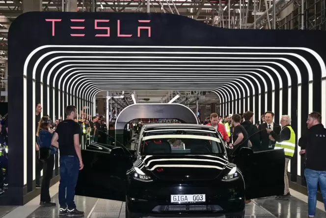 Tesla-Chef Elon Musk (50) will im brandenburgischen Grünheide jährlich 500.000 Elektroautos bauen. Tesla-Chef Elon Musk (50) will im brandenburgischen Grünheide jährlich 500.000 Elektroautos bauen.