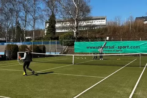 Die beiden Kunstrasenplätze waren schnell wieder für den Spielbetrieb im Freien – hier für ein erstes Jugendtraining – hergerich Die beiden Kunstrasenplätze waren schnell wieder für den Spielbetrieb im Freien – hier für ein erstes Jugendtraining – hergerich