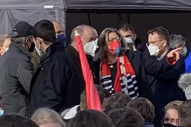 Anke Rehlinger schwimmt auf dem Stummplatz in Neunkirchen durch die Menge. 