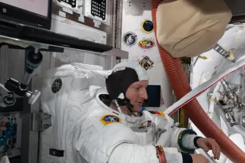 ESA-Astronaut Matthias Maurer prüft den Sitz seines US-Raumanzugs vor einem geplanten Weltraumspaziergang.