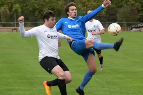 Weiter geht’s: Andreas Egly (rechts) vom FV Heiligenstein, hier im Spiel der zweiten Mannschaft in der vergangenen Saison gegen 