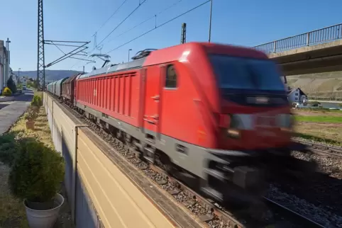 Der Güterzug war mit Tempo 100 unterwegs.
