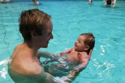 Kai Ulrich und seine Tochter beim Babyschwimmen: Die kleine Zoe wird gegen den SC Neustadt ihre Premiere als Zuschauerin bei ein