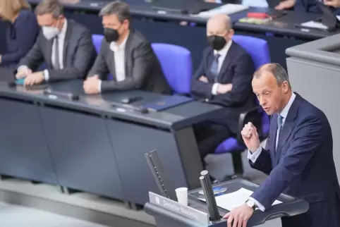 Oppositionsführer Friedrich Merz (CDU) stellt in der Generaldebatte des Bundestages Bedingungen für die Zustimmung der Union zum