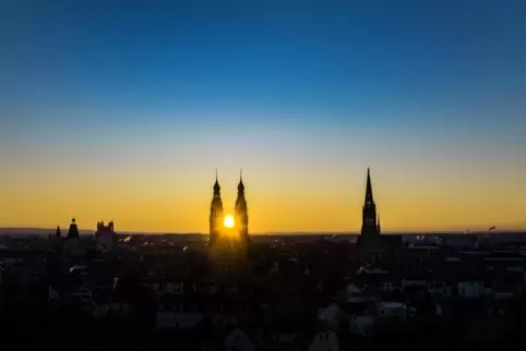 Sonnenaufgang über Speyer in ukrainischen Farben. 