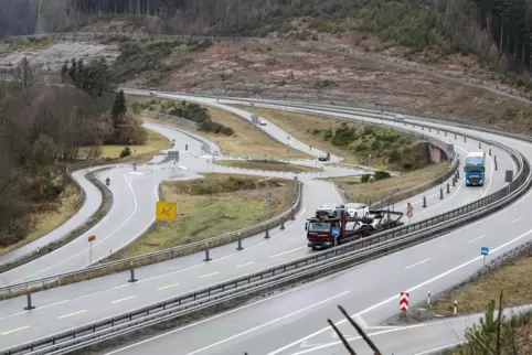 Am Donnerstag wird der Verkehr in Richtung Landau (nach unten) bei Hinterweidenthal stundenweise über den Kreisel geführt. 