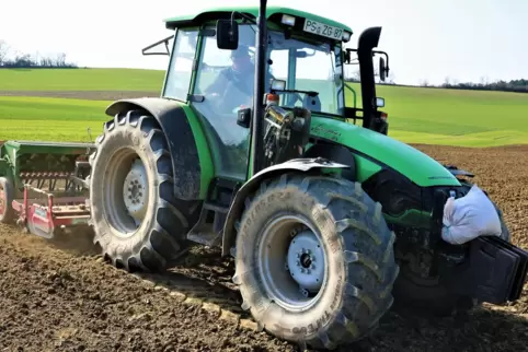  Landwirt Hubert Wilhelm aus Schmitshausen hat das Wetter genutzt, um seine Sommergerste zu säen.