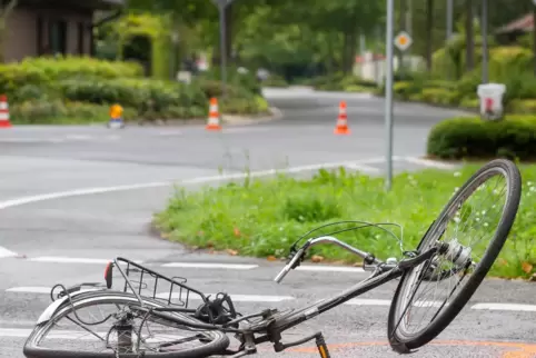 Unter die Räder gekommen: Radfahrer im Straßenverkehr.