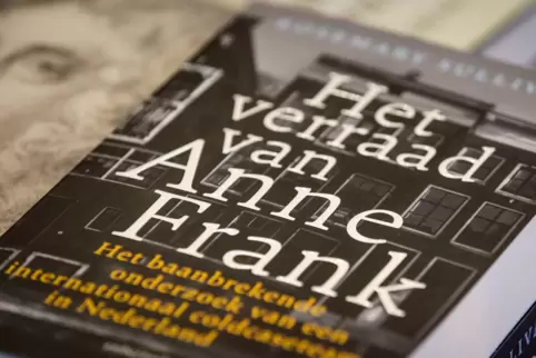 Von Anfang gab es Kritik: das Buch „Der Verrat an Anne Frank“.