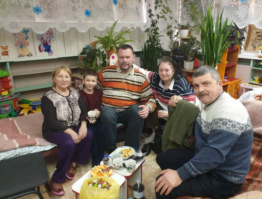 Oksana Titarenkos Familie hat in einem Kindergarten Unterschlupf gefunden, wo sie sich mit einer anderen Familie ein Zimmer teil