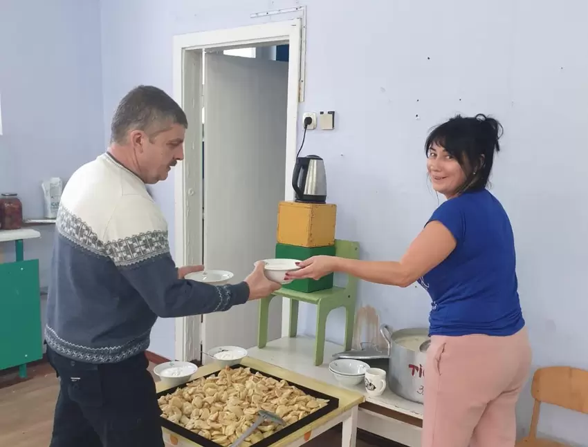 Im Kinderheim in Valki wird gemeinsam gekocht.Die Bewohner des Ortes versorgen die Flüchtlinge mit Leckerein.