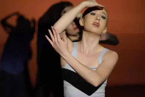 Laura Bratek in dem Ballett „INpro Out“.