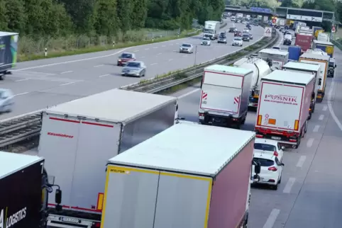 Staus, wie hier im Mai 2020, sind am Autobahnkreuz Walldorf nicht selten: Ab Montag sind weitere Verkehrseinschränkungen wegen d