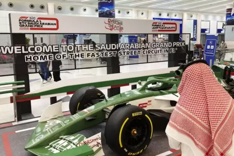 Schon am King Abdulaziz International Airport in Dschidda wird für das Spektakel geworben.