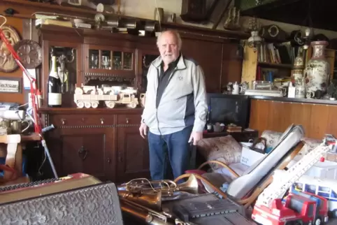 Sammler Heinrich Röth in der ehemaligen Gaststube, die mit Antikware vollgestopft ist.
