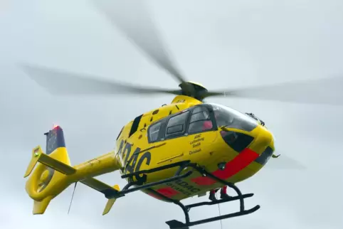 Ein Auto hatte die Radlerin zu Fall gebracht. Die Rettungskräfte forderten für die Verletzte einen Hubschrauber an.