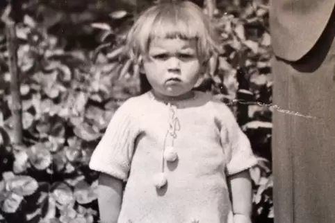 Rosemarie Bärmann als kleines Mädchen, frisch vom Haareschneiden zurück – daher der Gesichtsausdruck –, vermutlich um 1938 aufge