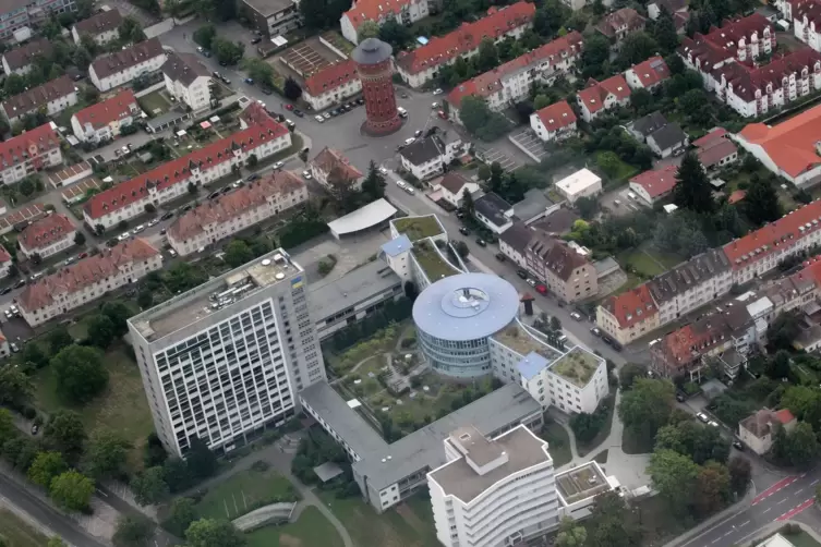 Von oben: Der Gebäude-Komplex der Rentenversicherung in Speyer-West im Jahr 2017. 