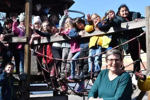 Renate Schäfer inmitten „ihrer“ Kinder in Wachenheim.