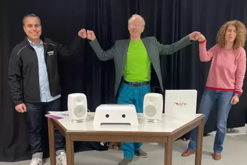 Von links: Yves Nax (Iveco Süd-West), Robert Wechsler (Erfinder des Motion-Composer), Sabine Emunds (Leiterin der Mosaikschule),