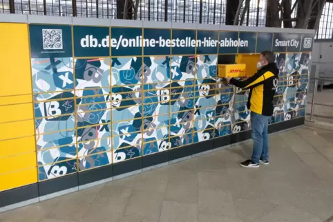Paket-Automaten im Bahnhof von Leipzig.