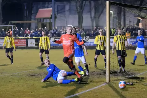 Im Mittelpunkt des Geschehens: Philipp Schilling (rot) im Pokal gegen Schott Mainz.