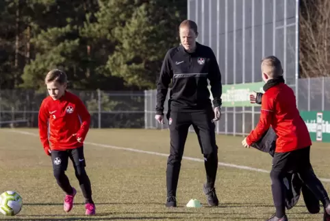 Die Neidenfelserin Jessica Dennerle, Jugendtrainerin im Nachwuchsleistungszentrum des FCK, übt mit kleinen U9-Kickern.