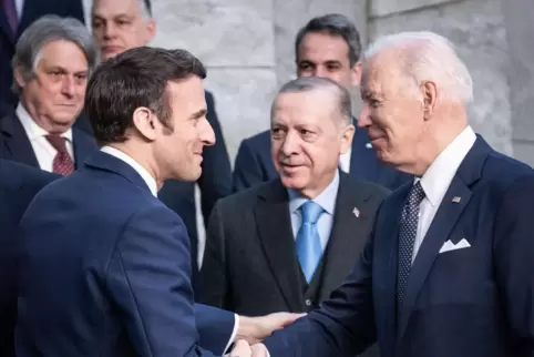 Herzliche Begrüßung: Frankreichs Präsident Macron (links), dessen Land derzeit die EU-Ratspräsidentschaft innehat, heißt US-Präs