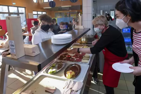 Jeder Schüler kann sich nach Lust und Laune am Büfett etwas aussuchen. Hier Helferin Monika Wippel (links) und Brotzeit-Projektl