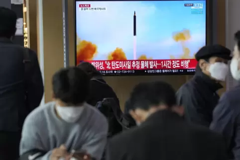 Auf einem Bahnhof in Seoul läuft ein Beitrag über den nordkoreanischen Raketentest.