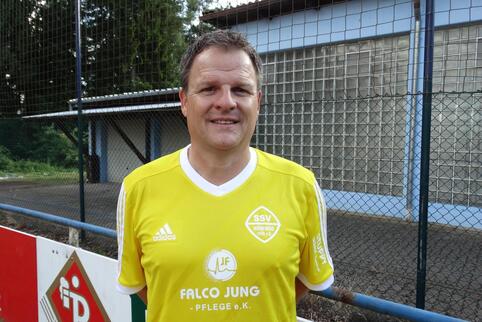 Trainer für acht Spiele: Michael Müller. Im Hintergrund die Halle des SSV Höheinöd, in der er eine Soccer-Anlage betreibt. 