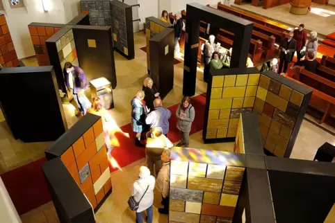 Blick von der Empore: Insgesamt 576 Urnengräber stehen in der Webenheimer Kirche. Die Fächer sollen an aufgeschlagene Bücher eri