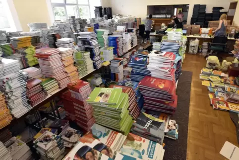 Jedes Jahr ein Mammut-Projekt: Etwa 3800 Kinder und Jugendliche von Frankenthaler Schulen leihen sich ihre Bücher zum Lernen aus Jedes Jahr ein Mammut-Projekt: Etwa 3800 Kinder und Jugendliche von Frankenthaler Schulen leihen sich ihre Bücher zum Lernen aus