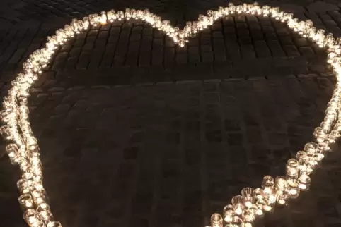 Mit Kerzen wurde an die Opfer rechter Gewalt erinnert. 