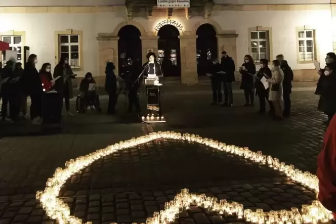 Eine Gedenkveranstaltung vor dem Rathaus ist massiv gestört worden.