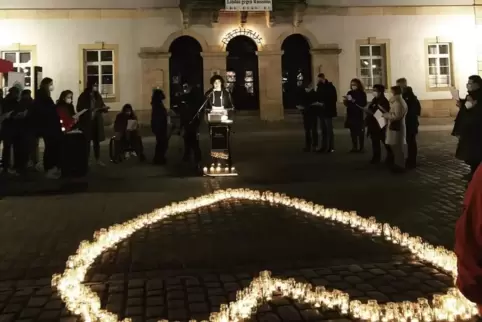 Eine Gedenkveranstaltung vor dem Rathaus ist massiv gestört worden. 