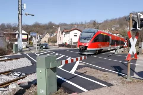 Sieht aus wie neu, hat aber noch die alte, anfällige Technik: Der Bahnübergang Imsweiler. 