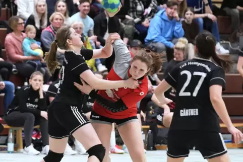 16 Jahre jung und zuletzt in der Frauen-Pfalzliga die beste Werferin der FSG: Paula Hack (in Rot). 