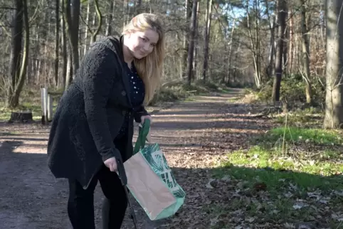Sammelt im Bereich der Ganerbhalle in Dudenhofen freiwillig Müll ein: Nicola Stadler.
