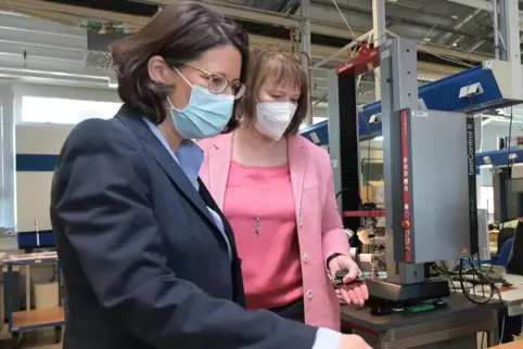 Wirtschaftsministerin Daniela Schmitt (FDP) besucht das PFI. Dessen Leiterin Kerstin Schulte führt sie durch die Labore. 