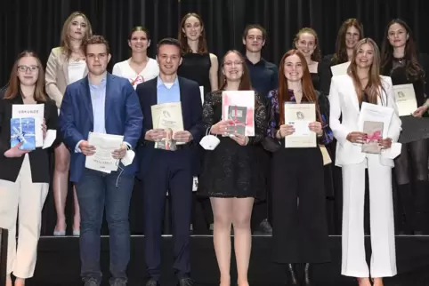 Einige der 121 Abiturienten am Karolinen-Gymnasium wurden für besondere Leistungen geehrt. 