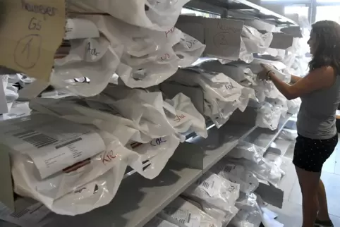 Regale voller Tüten – dieses Bild wird es wohl in Frankenthal bei der Schulbuchausleihe noch ein paar Jahre geben. Regale voller Tüten – dieses Bild wird es wohl in Frankenthal bei der Schulbuchausleihe noch ein paar Jahre geben.