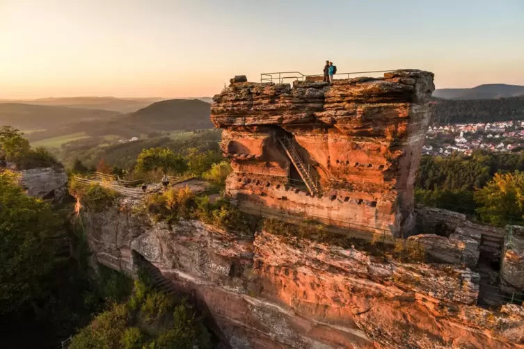 Holzschuhpfad: Felsenburg Drachenfels. 