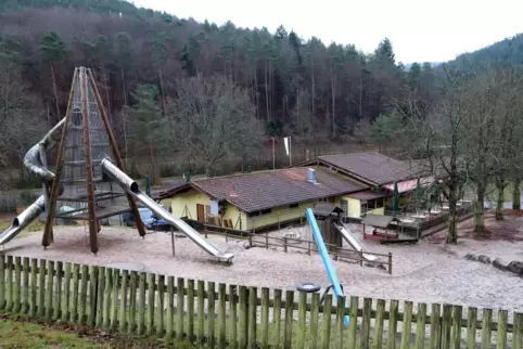Blick auf den Spielplatz im Wild- und Wanderpark in Silz. 