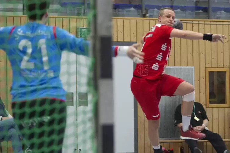  Linkshänder Tobias Stauch fliegt heran und nimmt Maß. Der VTZ-Rechtsaußen findet: „Handball ohne Emotionen gibt es nicht.“